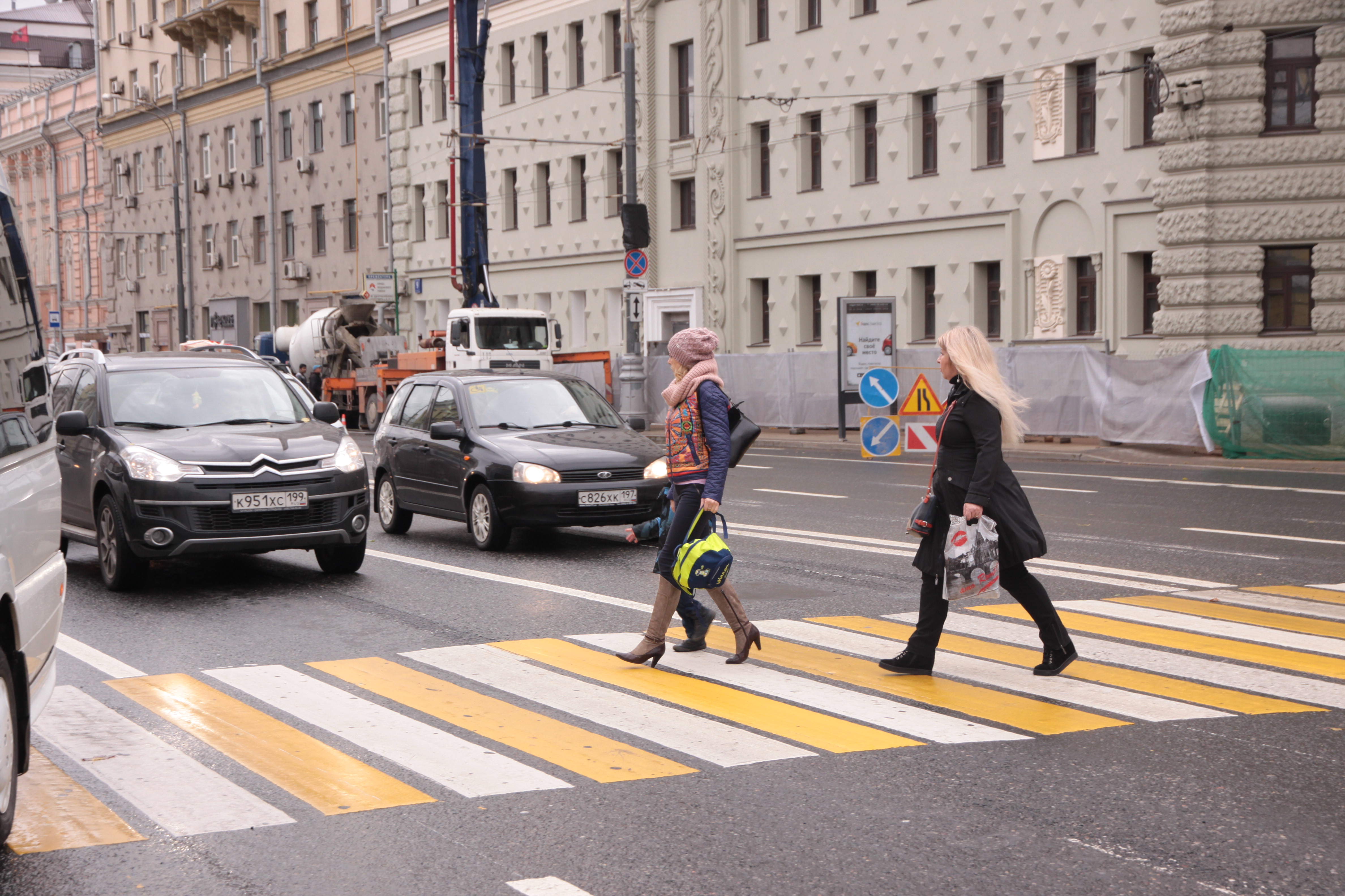 Российские пешеходы получили официальные разъяснения того, как переходить дорогу